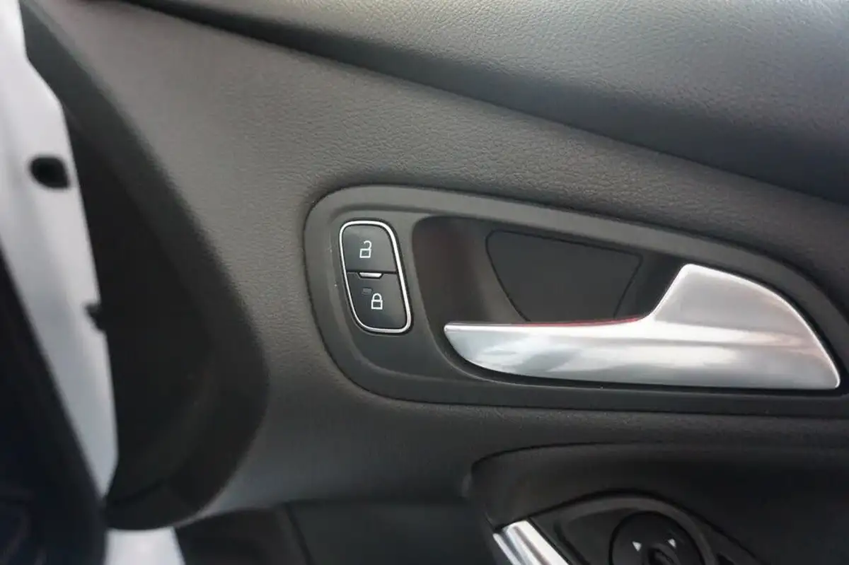 2018-ford-focus-20t-st2-hatchback-big-20