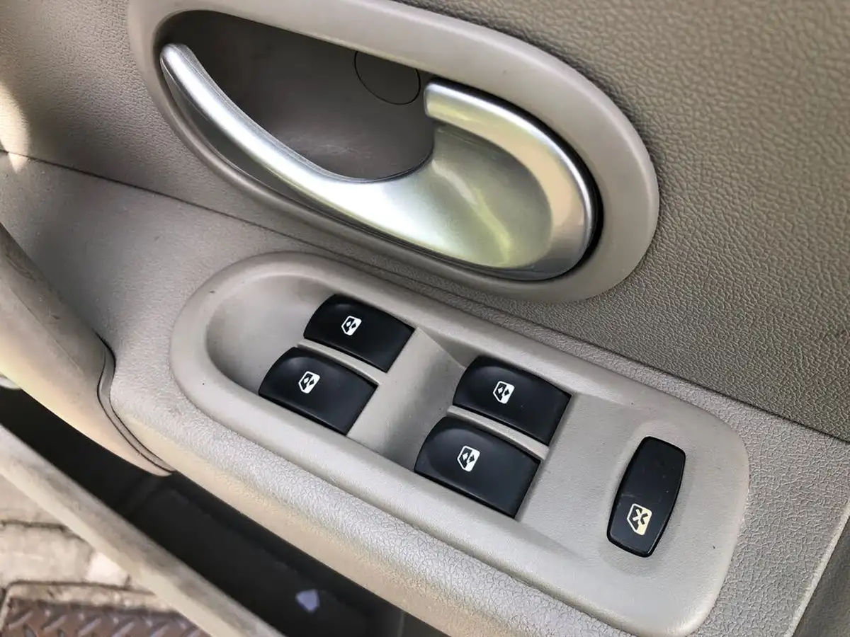 2010-renault-clio-16-initiale-tomtom-big-21
