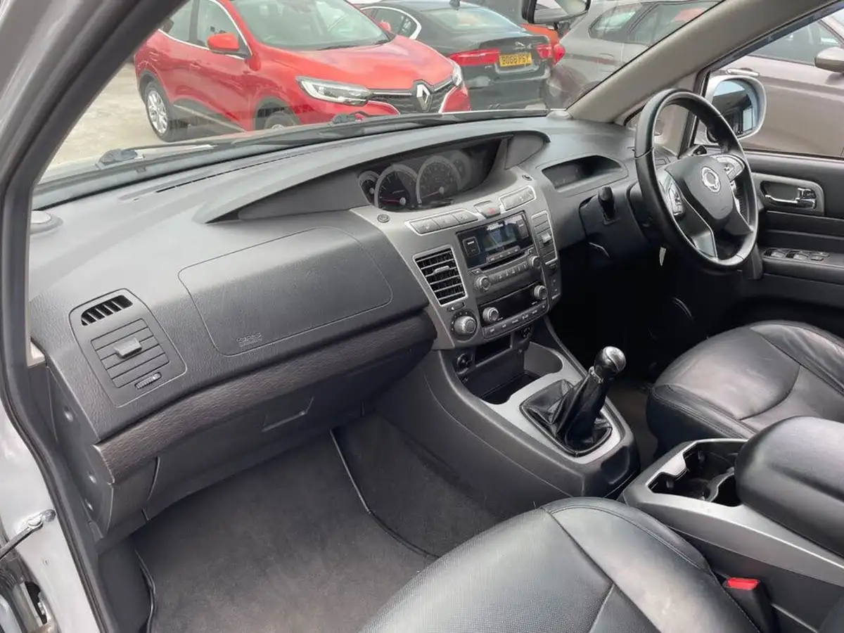 2019-kgm-ssangyong-turismo-22td-ex-big-32