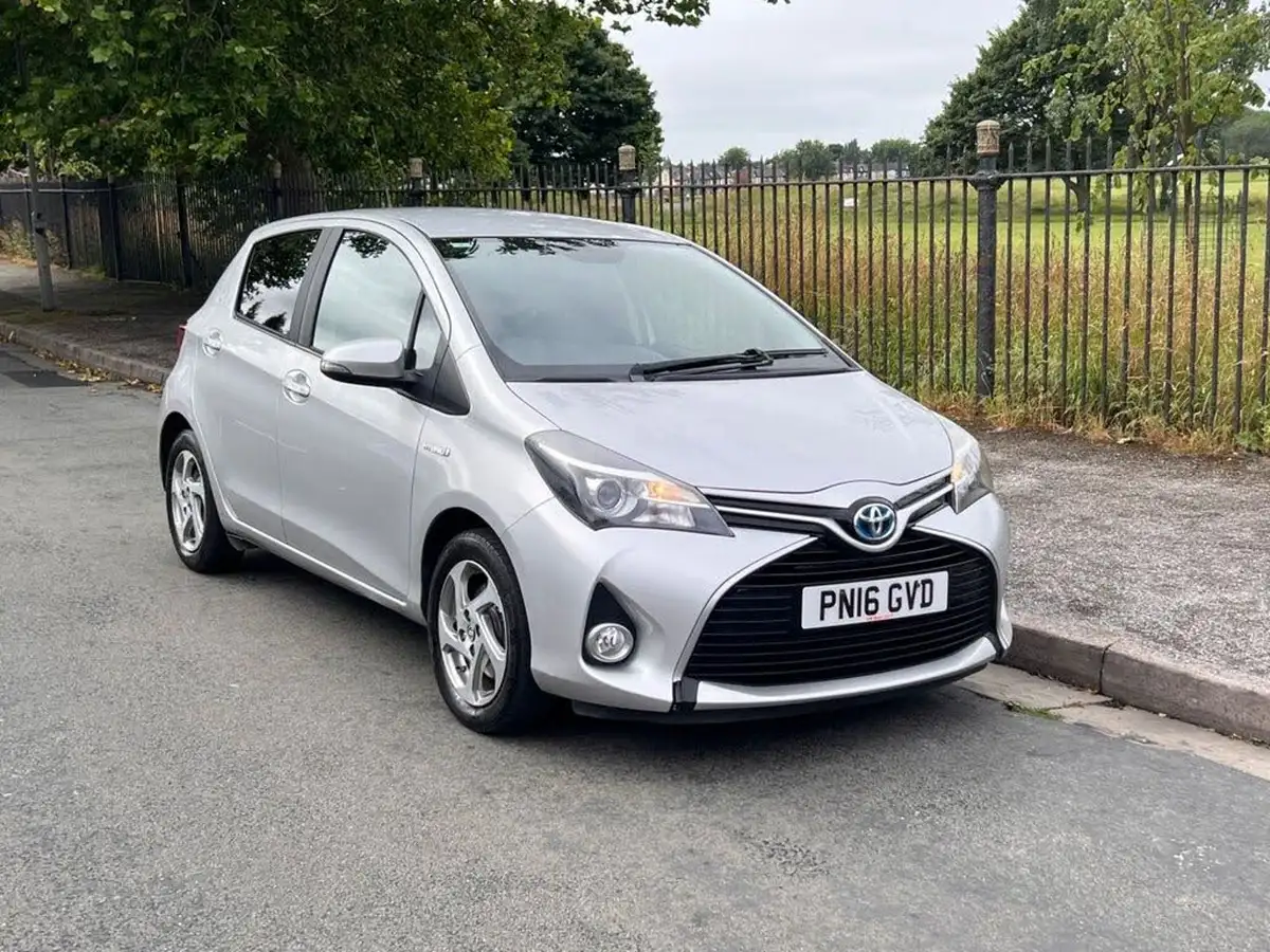 2016-toyota-yaris-15-vvt-i-icon-hybrid-big-5