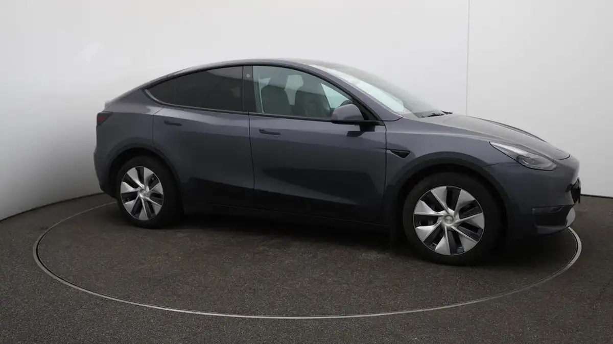 2022-tesla-model-y-e-long-range-big-28