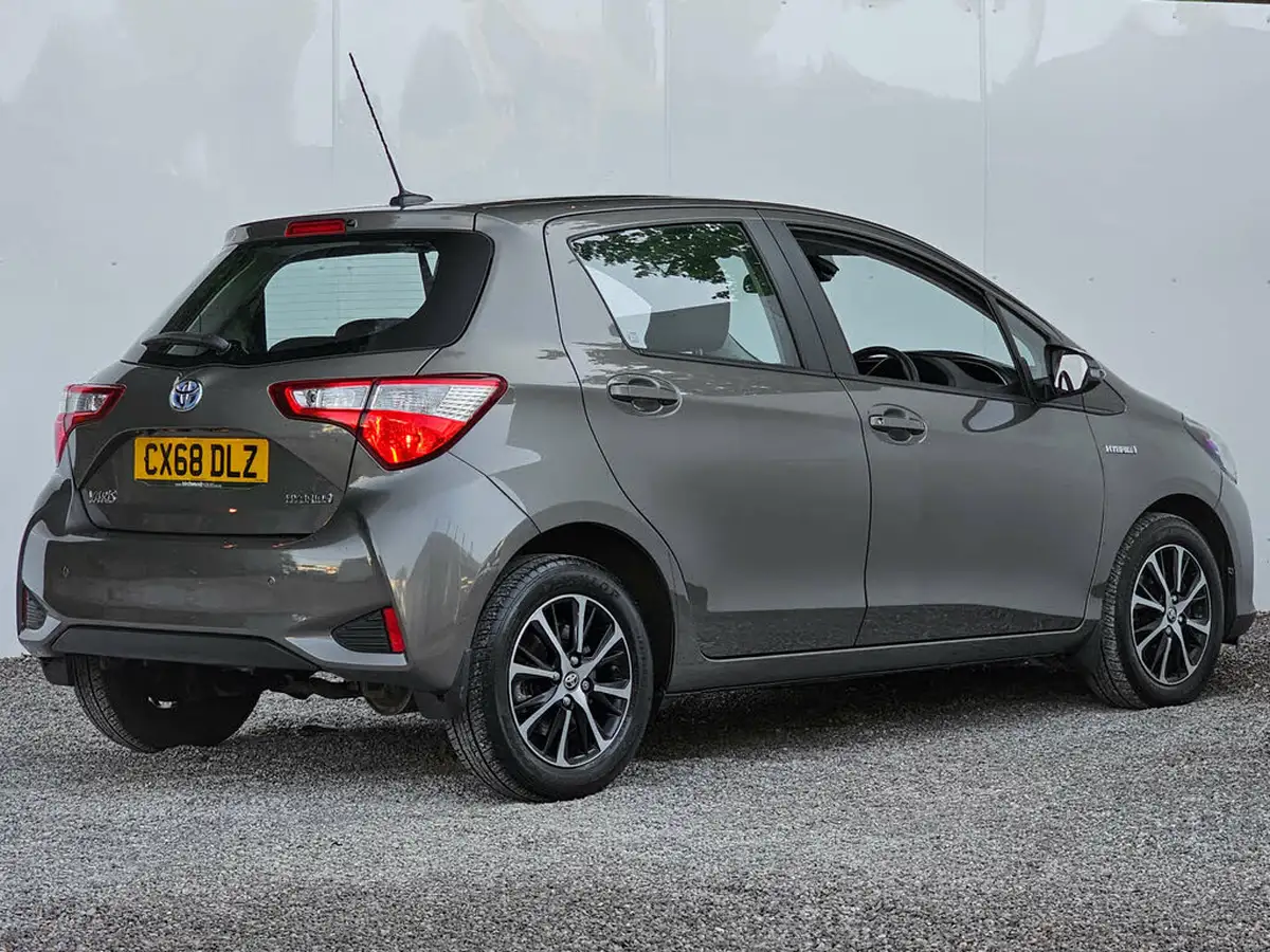 2019-toyota-yaris-15-vvt-i-icon-tech-98bhp-hybrid-1497cc-e-cvt-big-15