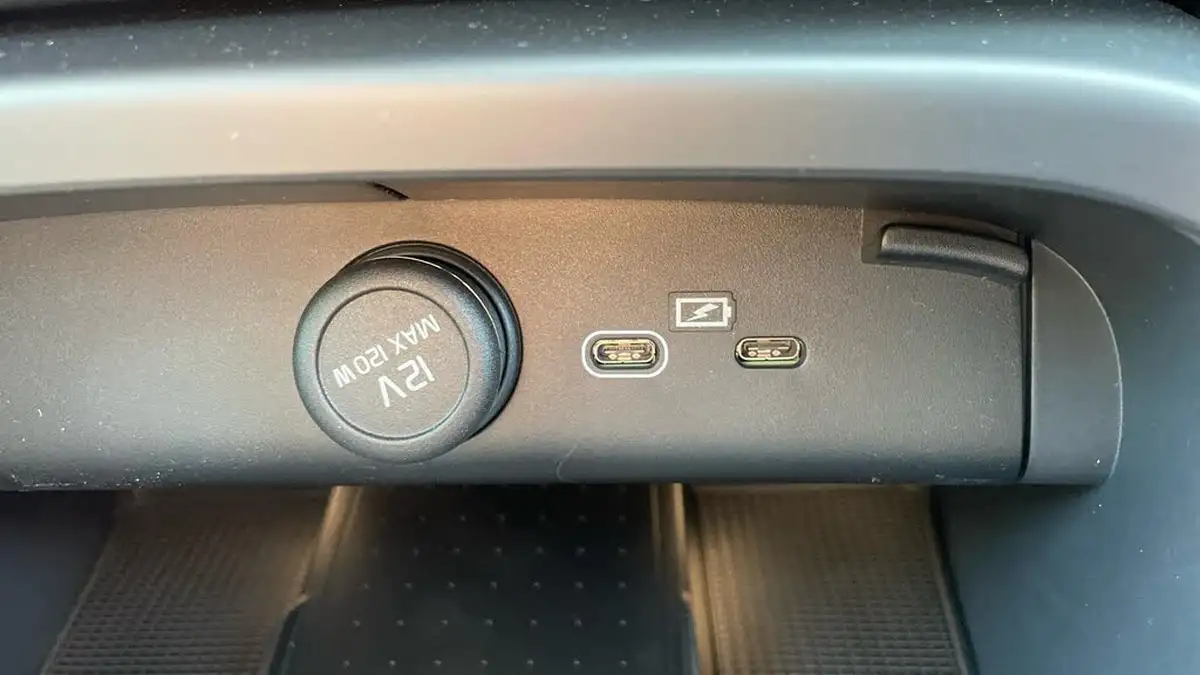 2025-volvo-xc40-20-b4-ultra-dark-big-35