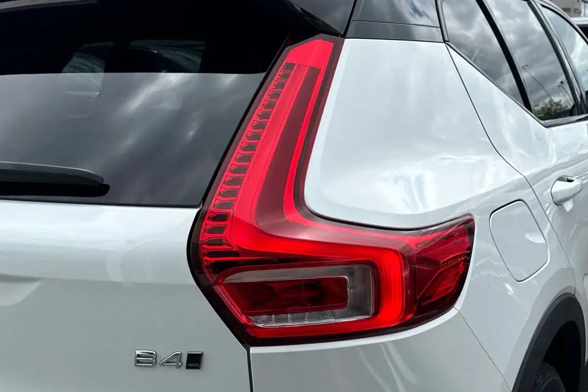 2020-volvo-xc40-20-b4-r-design-awd-big-19
