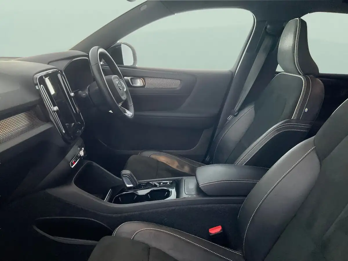 2022-volvo-xc40-15-t3-r-design-auto-big-3