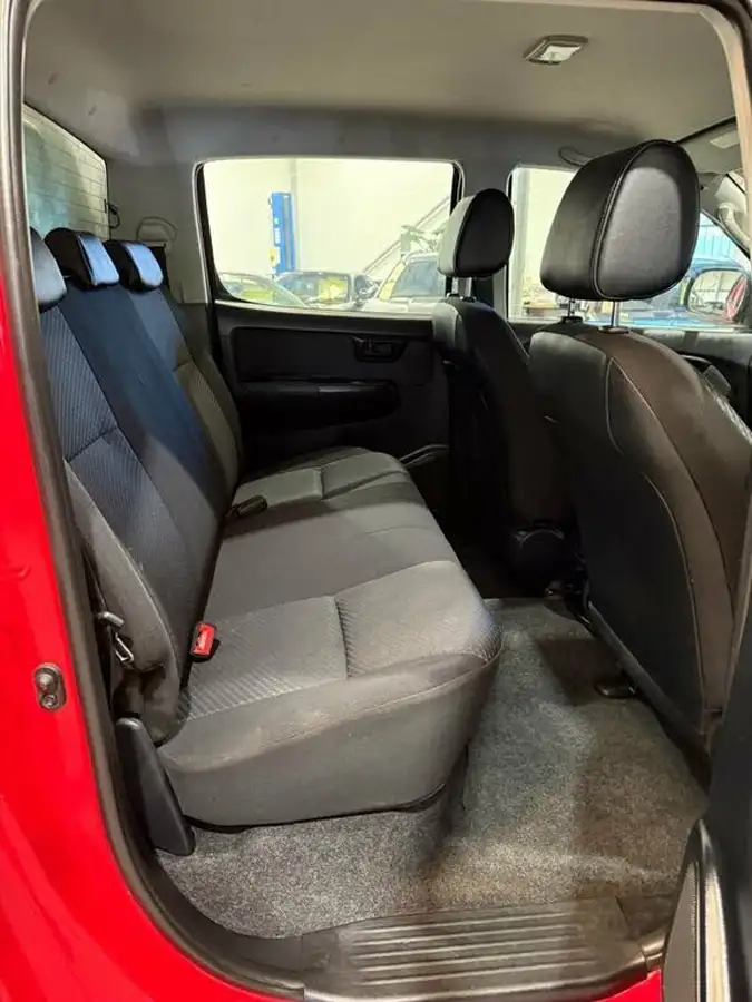 2015-toyota-hi-lux-25td-active-vsc-double-cab-pickup-big-14