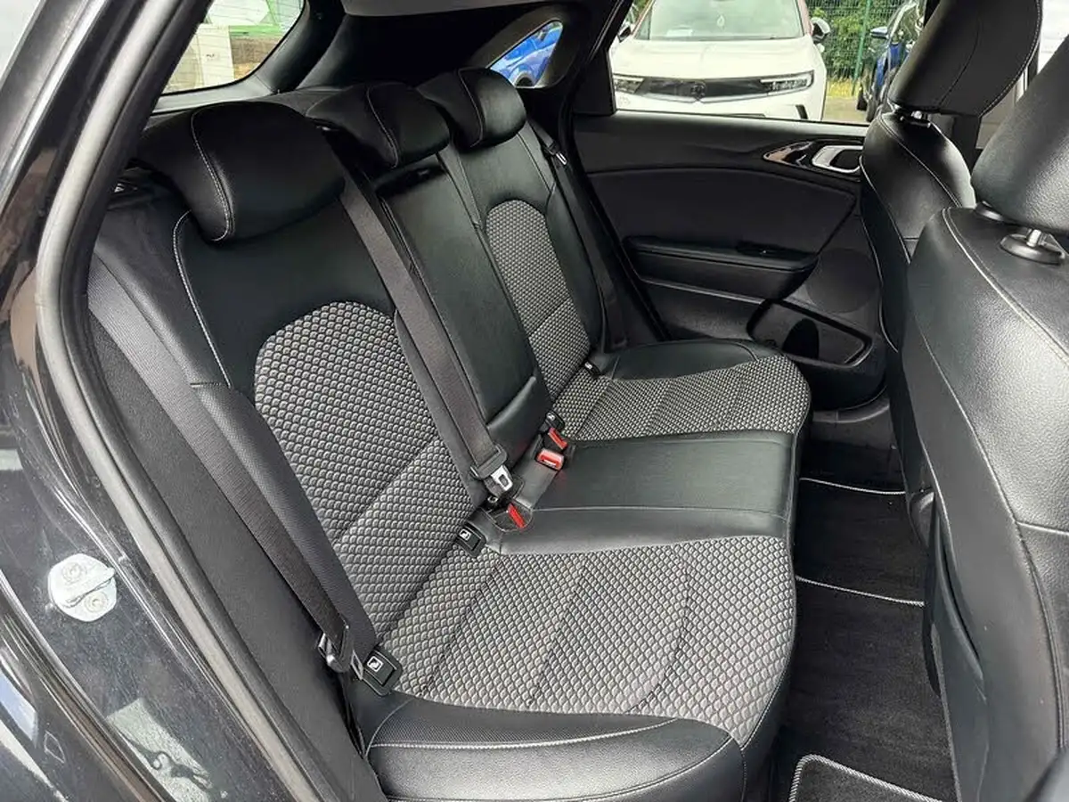 2022-kia-ceed-15-t-gdi-3-hatchback-big-14