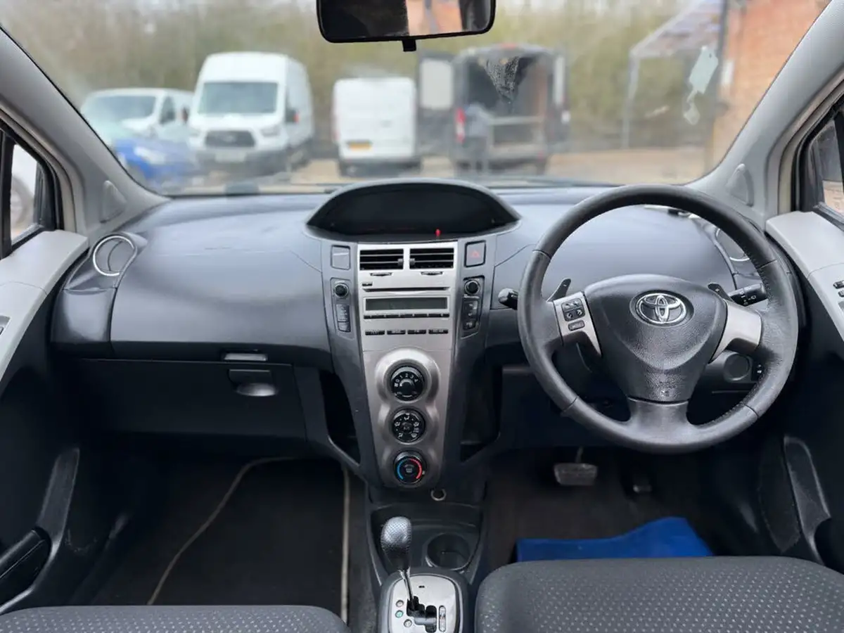 2011-toyota-yaris-133-tr-vvt-i-5d-mmt-big-14