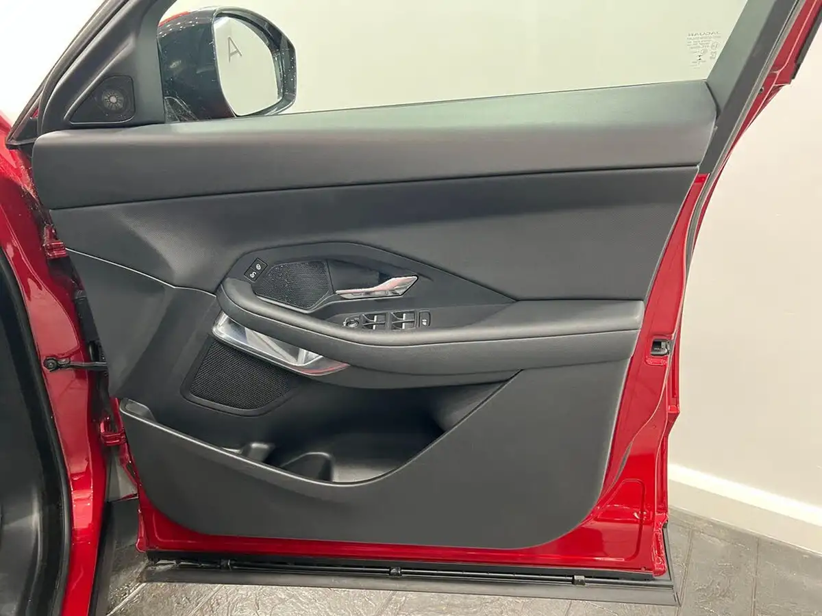 2018-jaguar-e-pace-20-i4d-150ps-ss-big-28