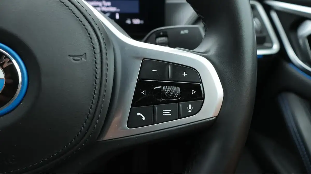 2022-bmw-i4-e-edrive40-m-sport-big-26