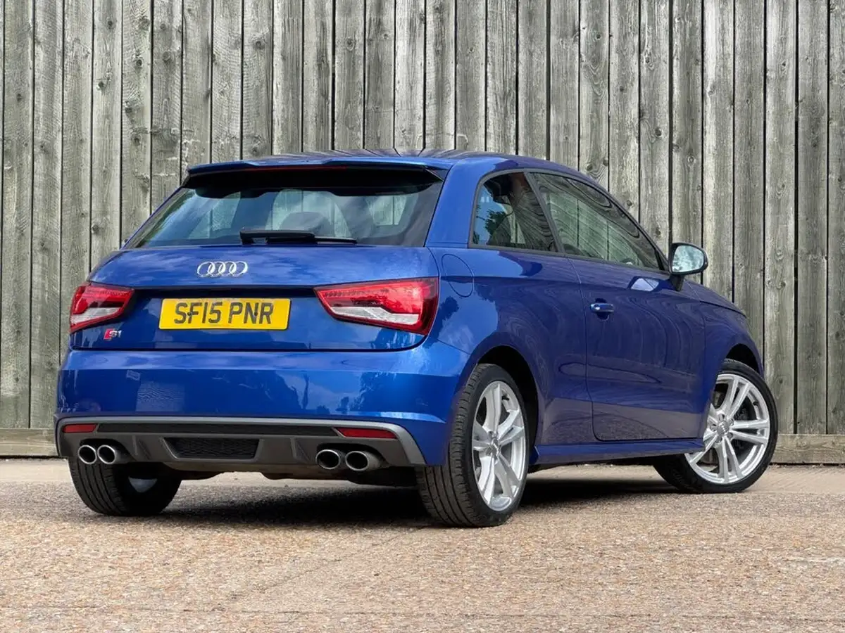2015-audi-a1-20-s1-hatchback-3d-big-23
