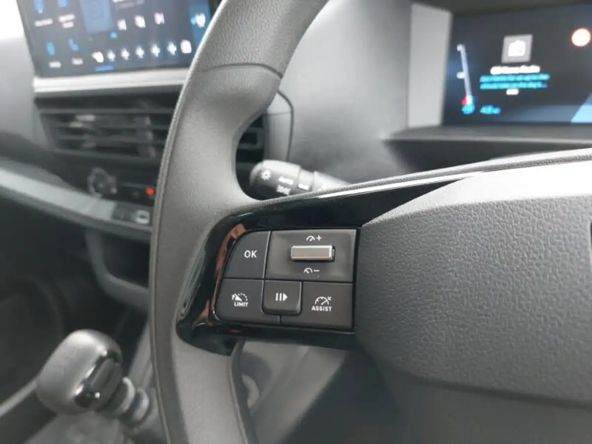2024-peugeot-expert-15-bluehdi-professional-long-big-13