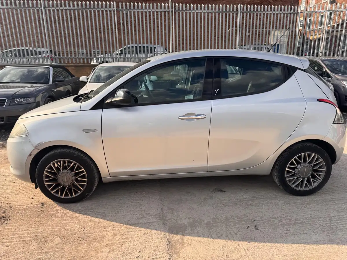 2011-chrysler-ypsilon-12-s-big-4