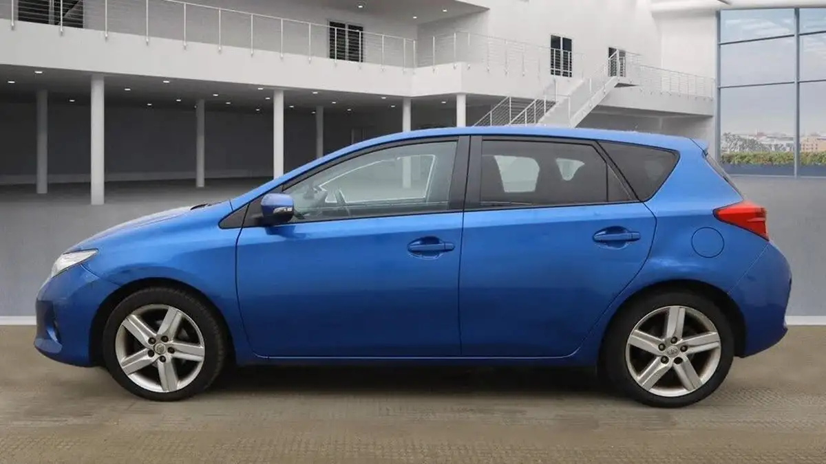 2013-toyota-auris-16-sport-hatchback-multidrive-s-big-11