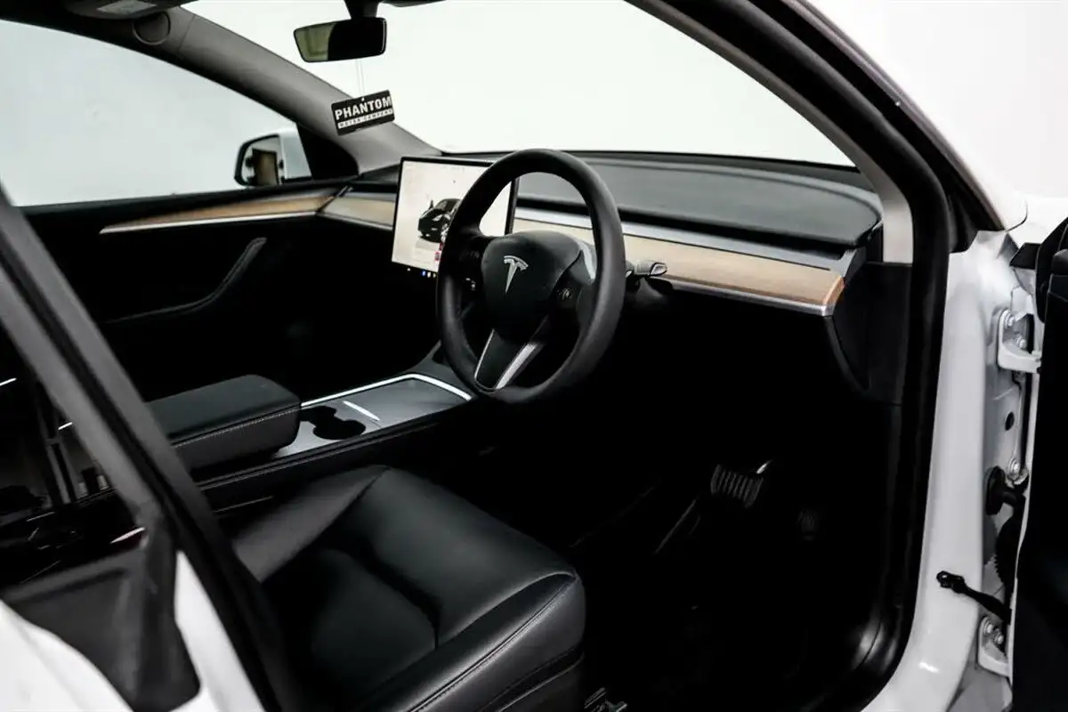 2022-tesla-model-y-e-long-range-big-21