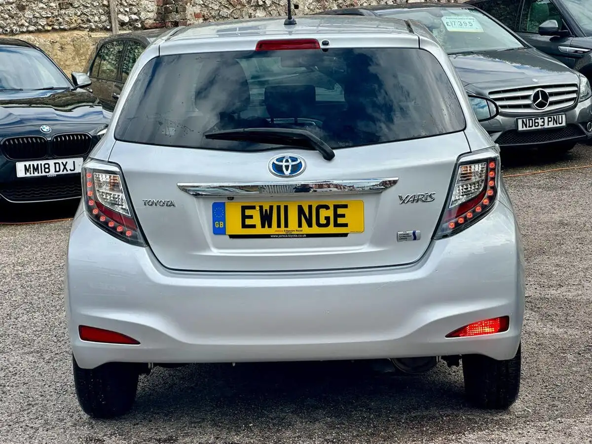 2012-toyota-yaris-15-vvt-i-t4-big-5
