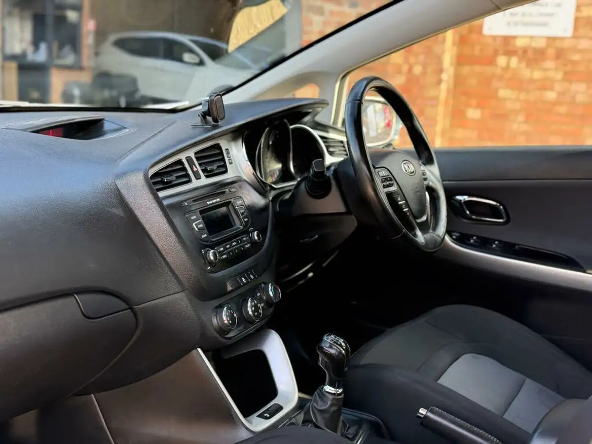 2013-kia-ceed-16crdi-2-hatchback-big-12