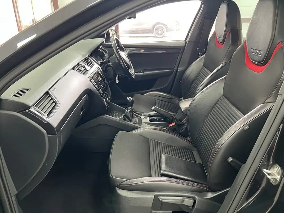 2015-skoda-octavia-20tdi-vrs-hatchback-big-16