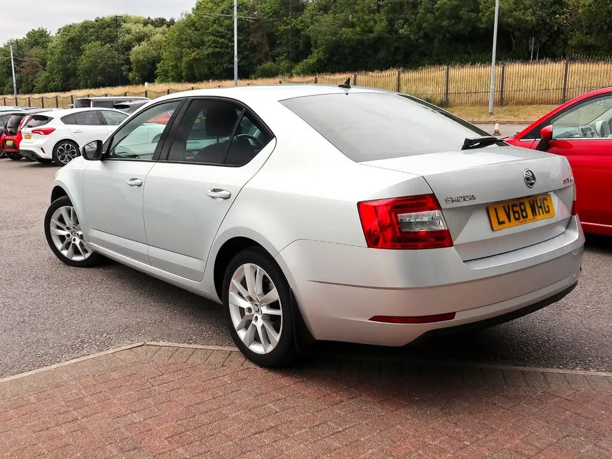2018-skoda-octavia-16tdi-se-l-scr-hatchback-dsg-big-1