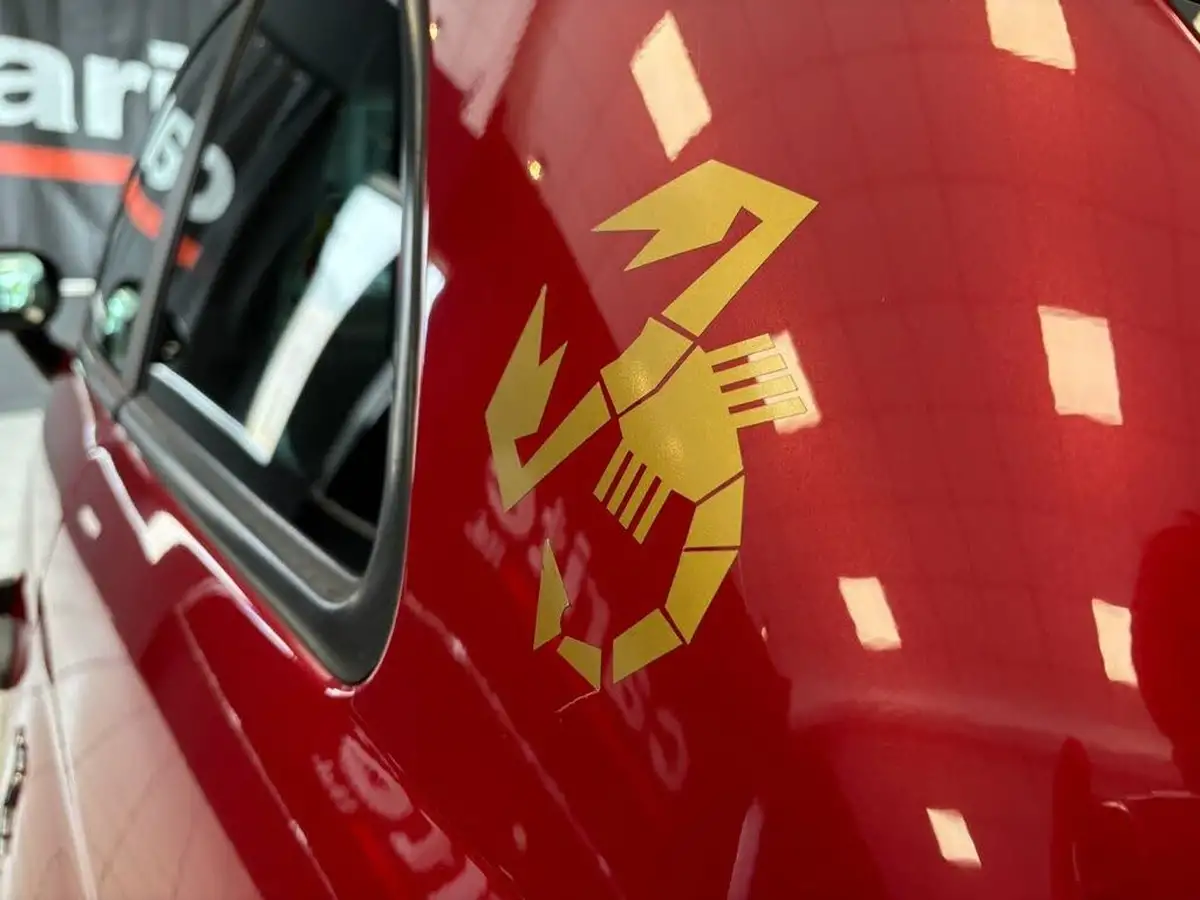 2015-abarth-500-14-tjet-595-competizione-big-9