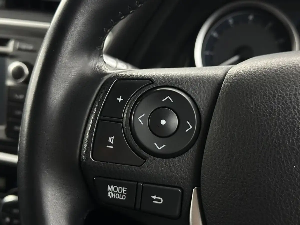 2014-toyota-auris-16-excel-hatchback-big-13