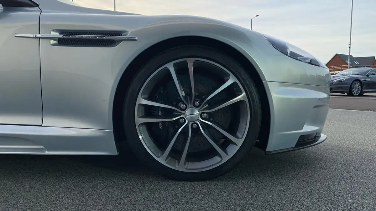 2010-aston-martin-dbs-60-touchtronic-big-3
