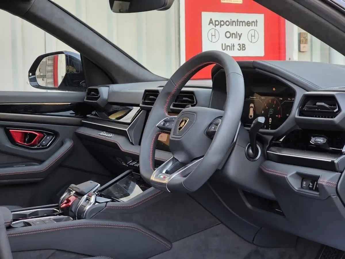 2025-lamborghini-urus-40-no-trim-big-14