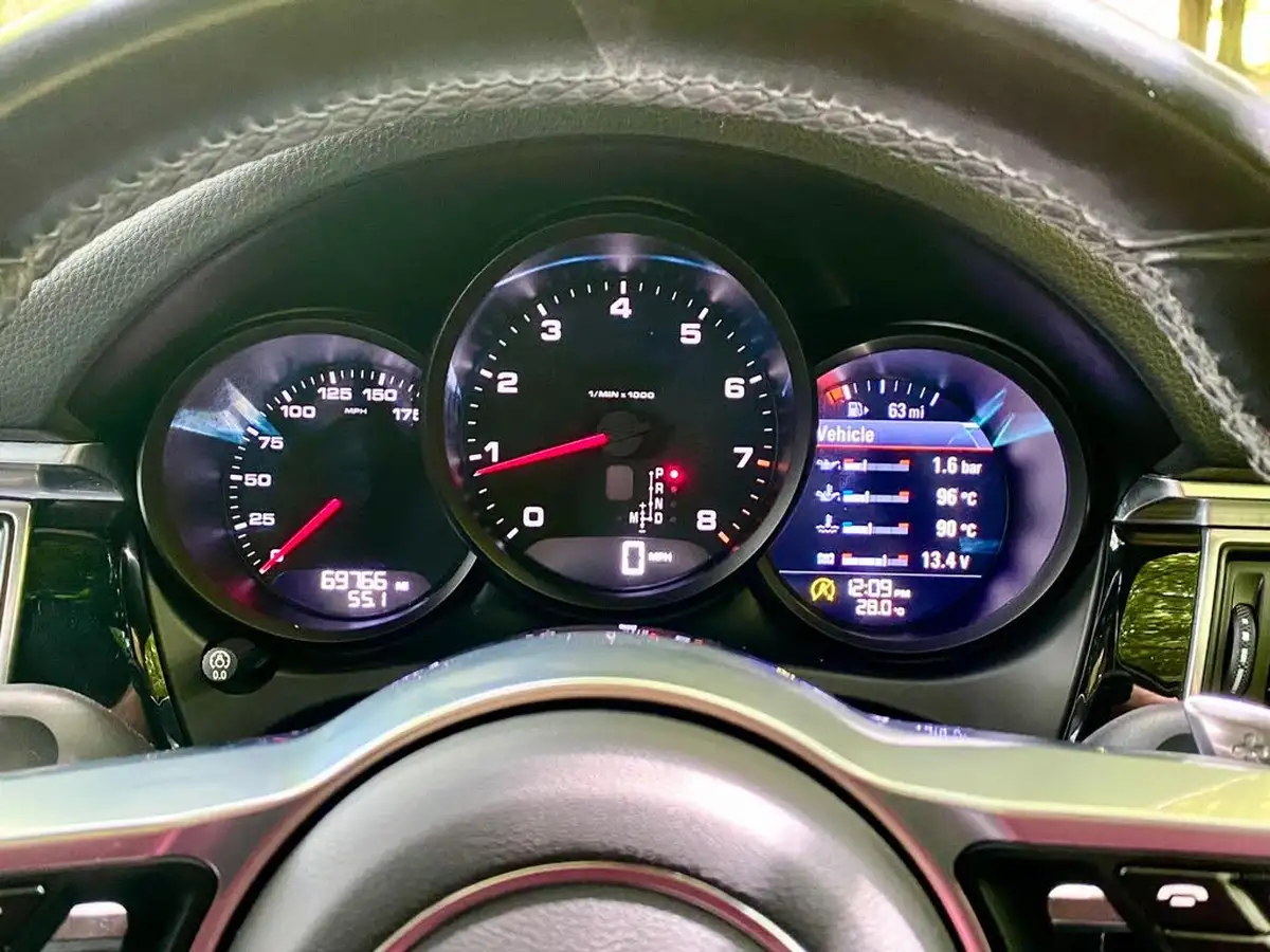2016-porsche-macan-20-big-26