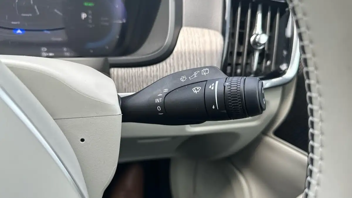 2025-volvo-v90-20-t6-plus-345bhp-dark-big-21