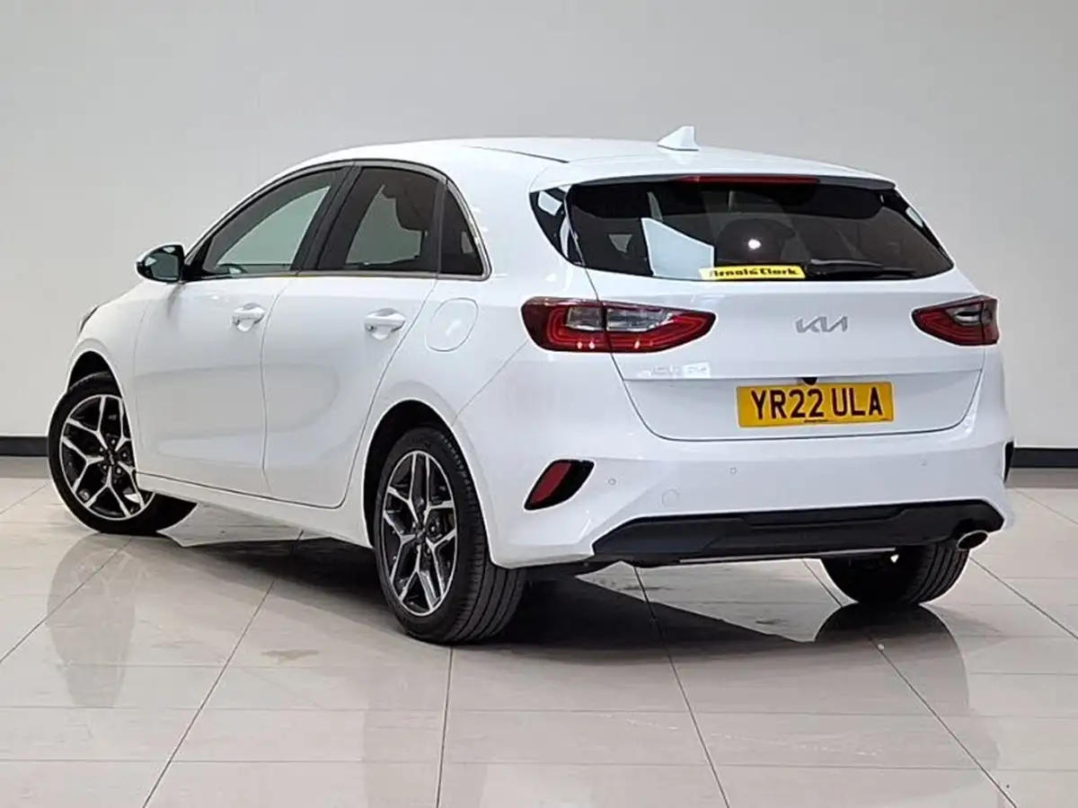 2022-kia-ceed-15-t-gdi-3-hatchback-big-1