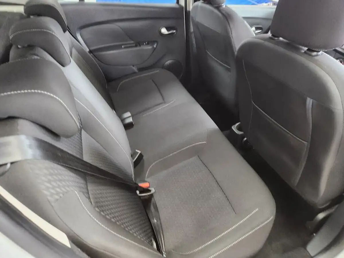 2017-dacia-sandero-15dci-laureate-big-19