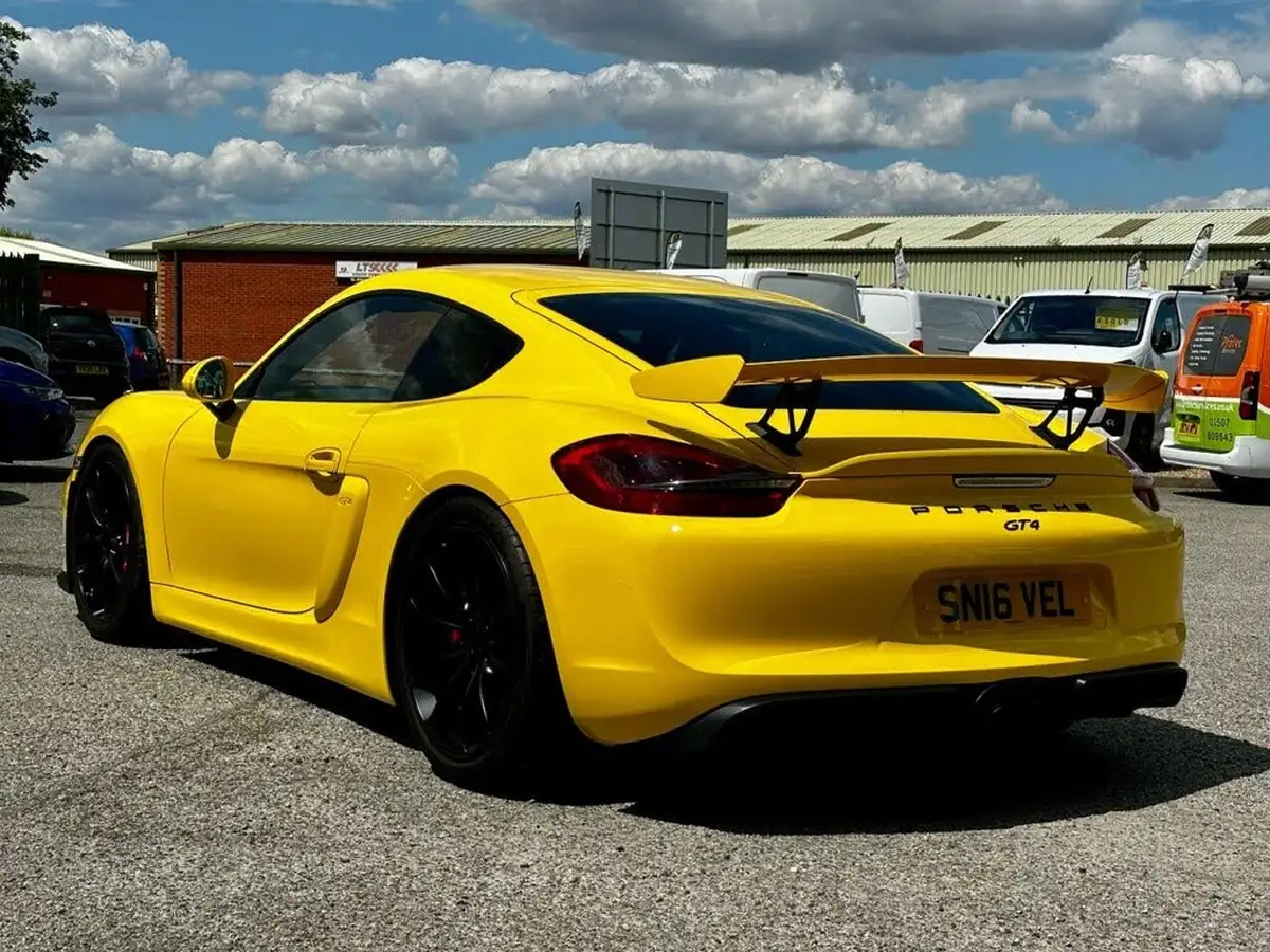 2016-porsche-cayman-38-gt4-big-5