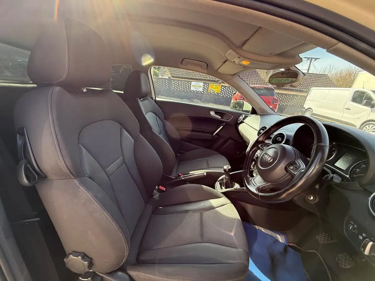 2011-audi-a1-14-sport-tfsi-hatchback-3d-big-11