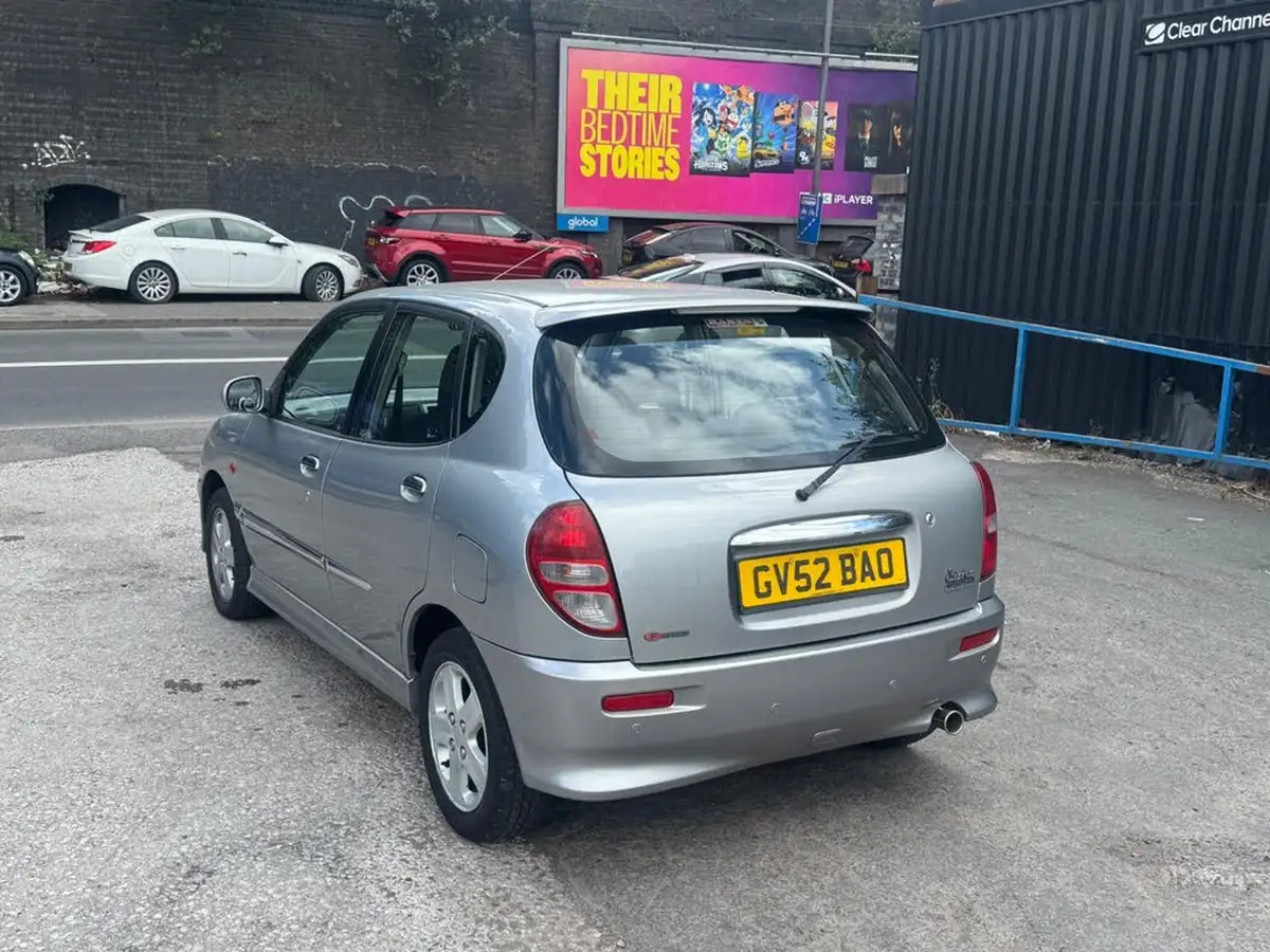2002-daihatsu-sirion-13-f-speed-big-5