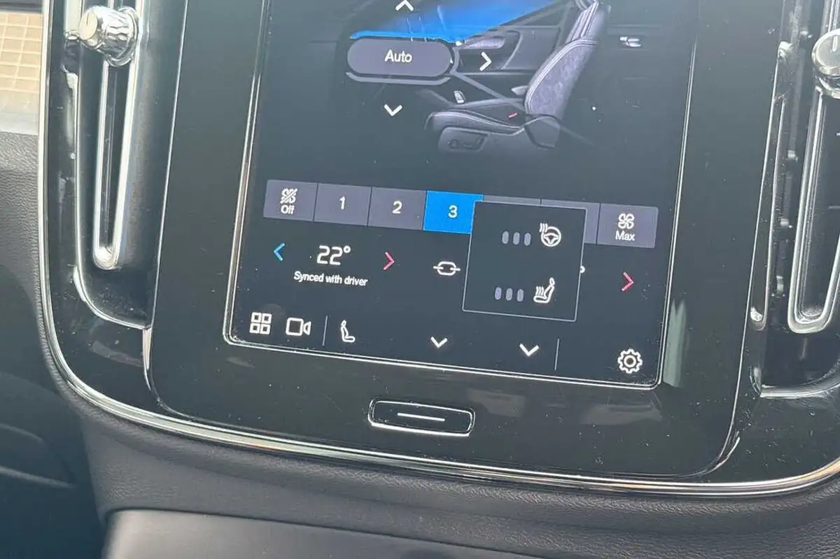 2022-volvo-xc40-20-b3-plus-big-22