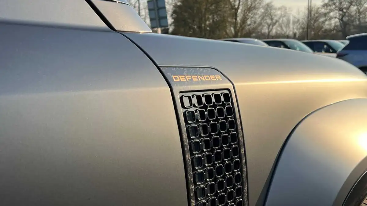 2025-land-rover-110-defender-44-p635-octa-edition-one-big-19