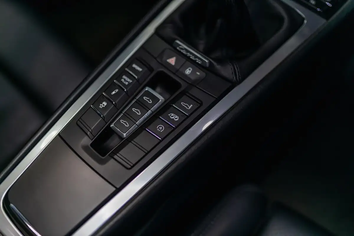 2012-porsche-911-38-carrera-s-400bhp-coupe-big-21
