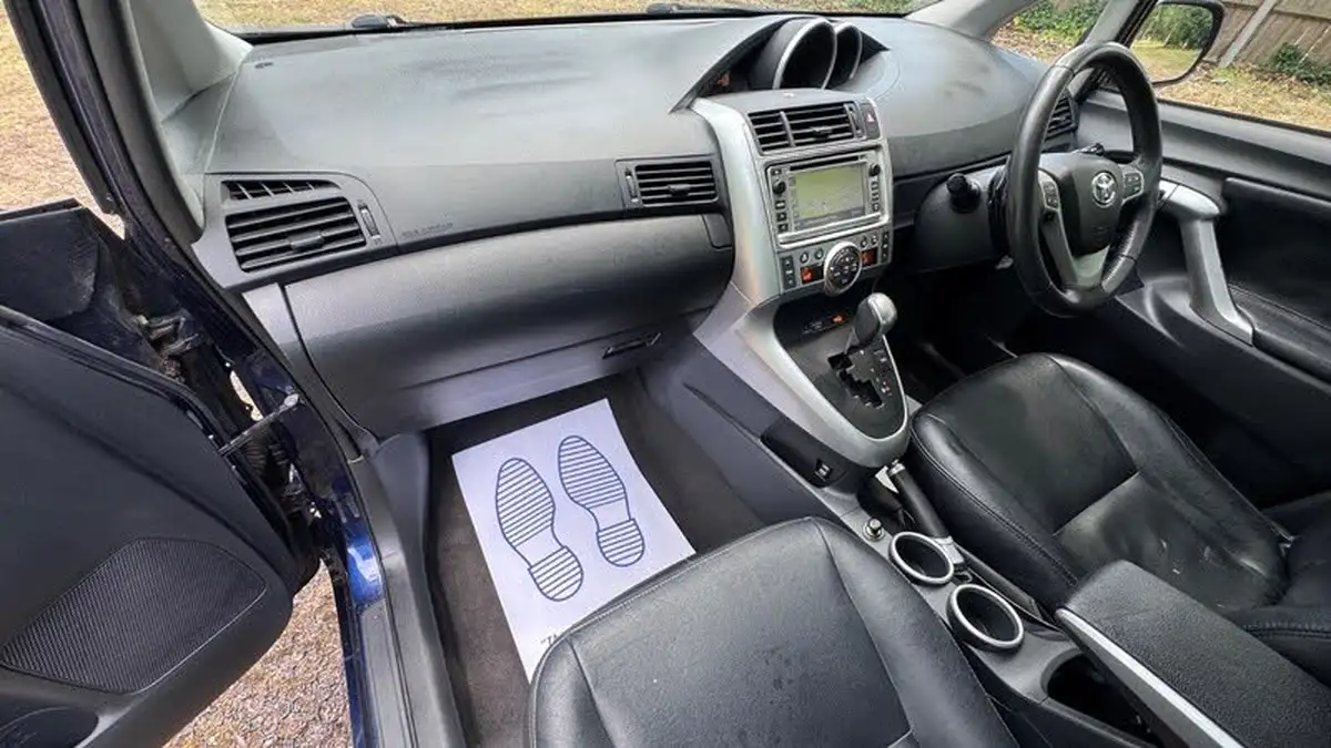2012-toyota-verso-22td-tr-big-33