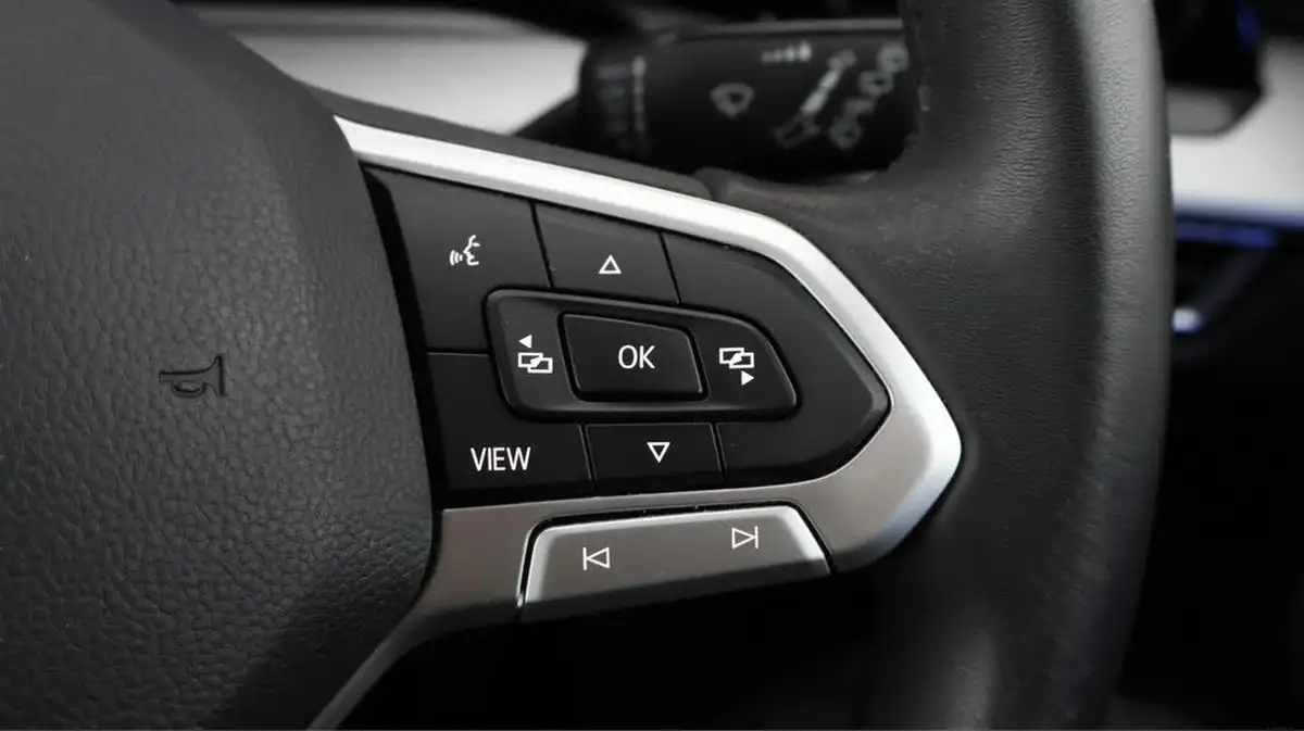 2022-volkswagen-golf-15-tsi-life-150ps-hatchback-big-22