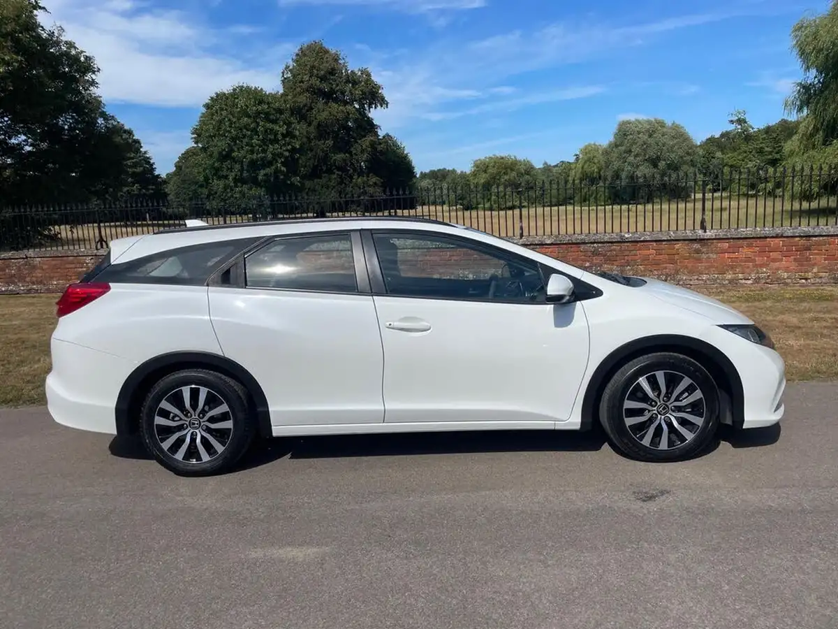 2014-honda-civic-16td-s-t-tourer-big-1