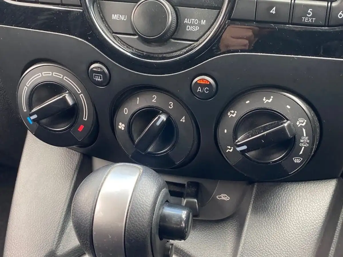 2012-mazda-mazda2-15-ts2-big-35