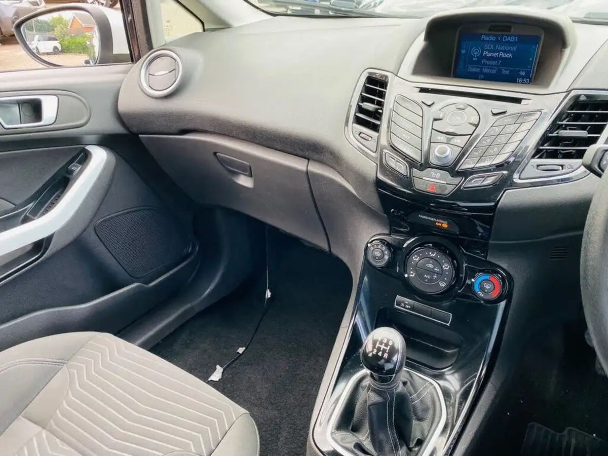 2016-ford-fiesta-10-zetec-black-edition-5d-big-25