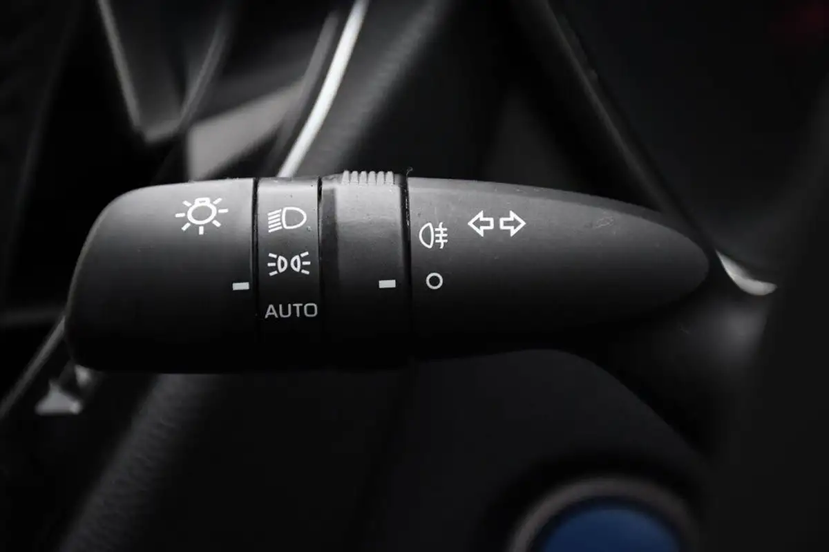 2020-toyota-corolla-18-vvt-i-icon-spare-wheel-touring-sports-5d-big-24
