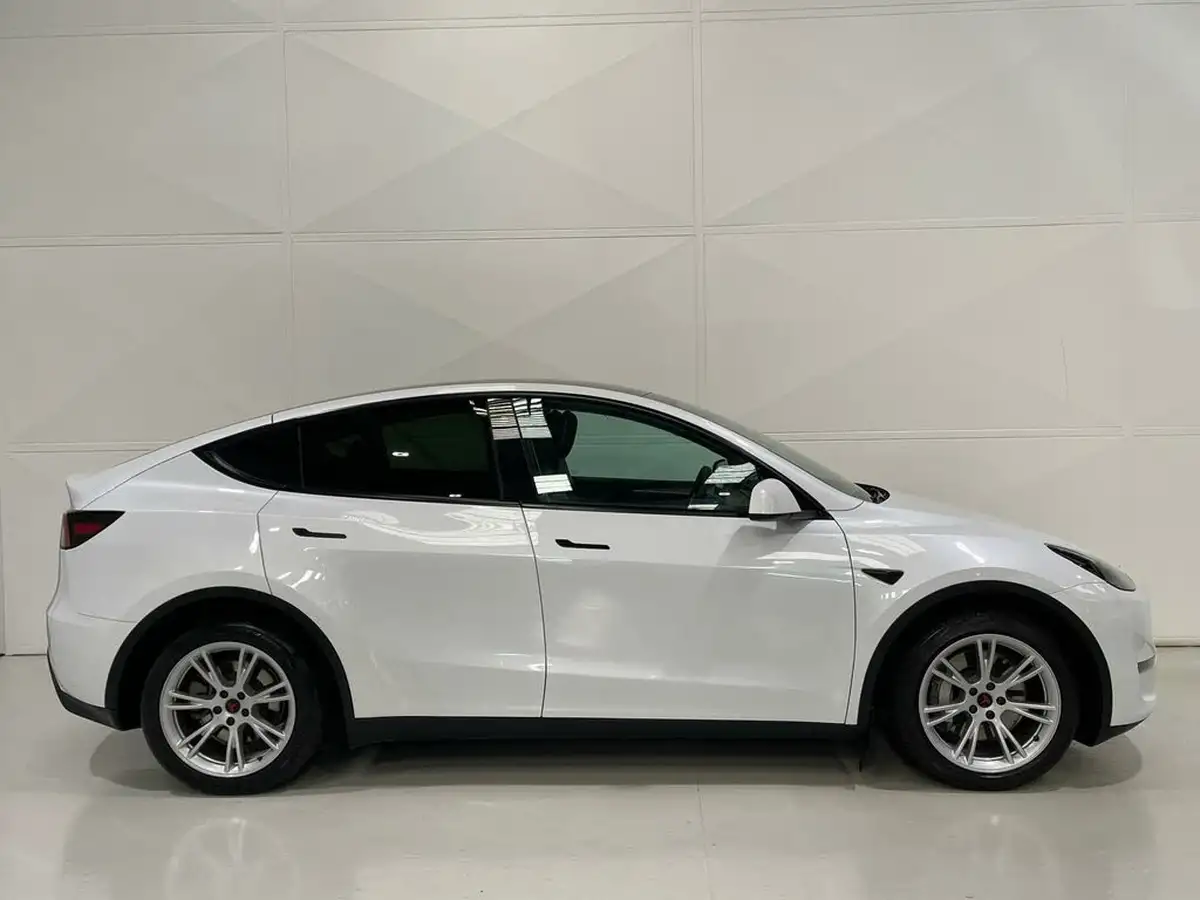 2022-tesla-model-y-e-long-range-big-9