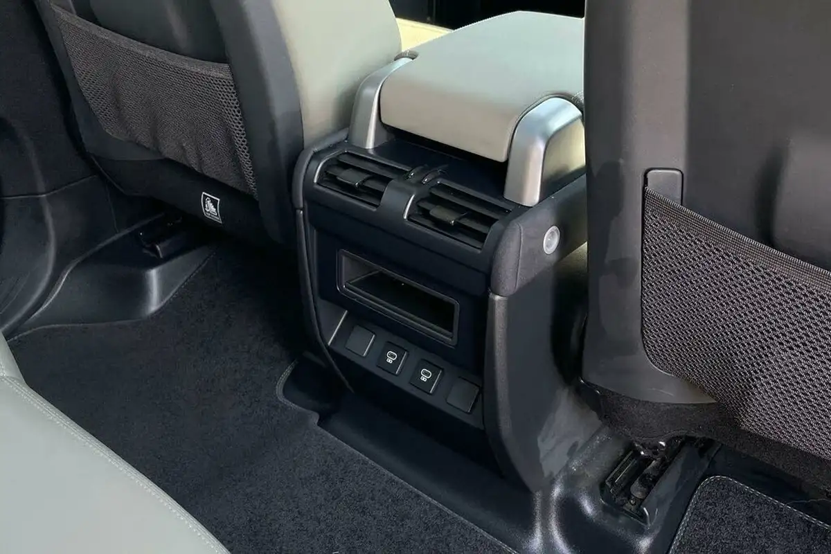 2022-land-rover-110-defender-30-d250-xs-edition-big-33