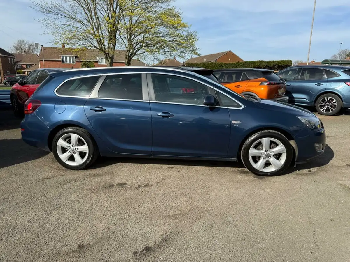 2011-vauxhall-astra-16-sri-16v-vvt-115ps-auto-big-3