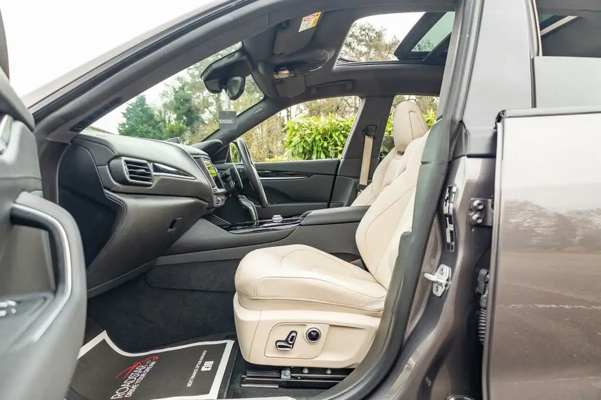 2021-maserati-levante-30-gransport-big-48