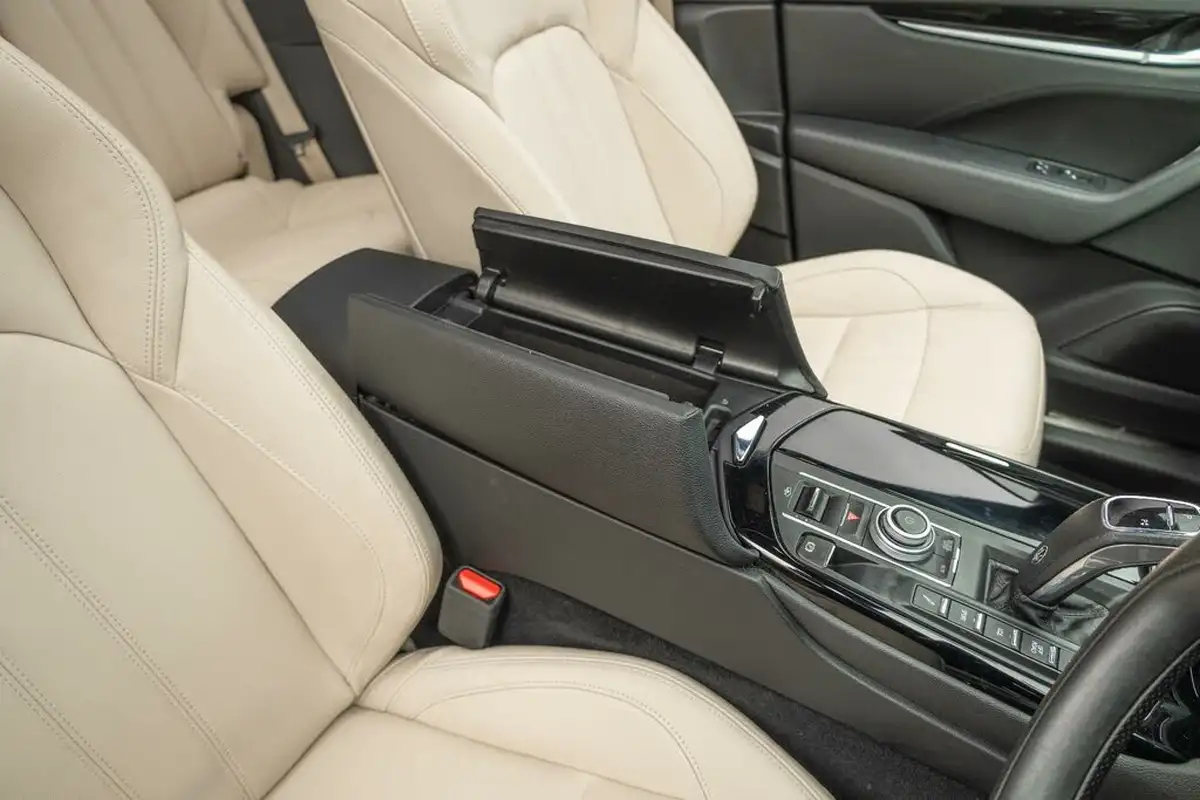 2021-maserati-levante-30-gransport-big-20