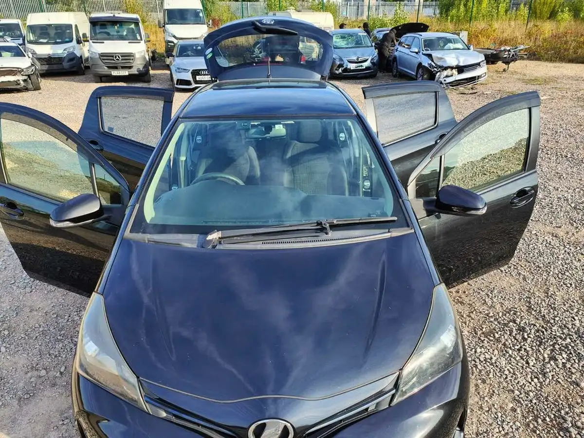 2014-toyota-yaris-big-21