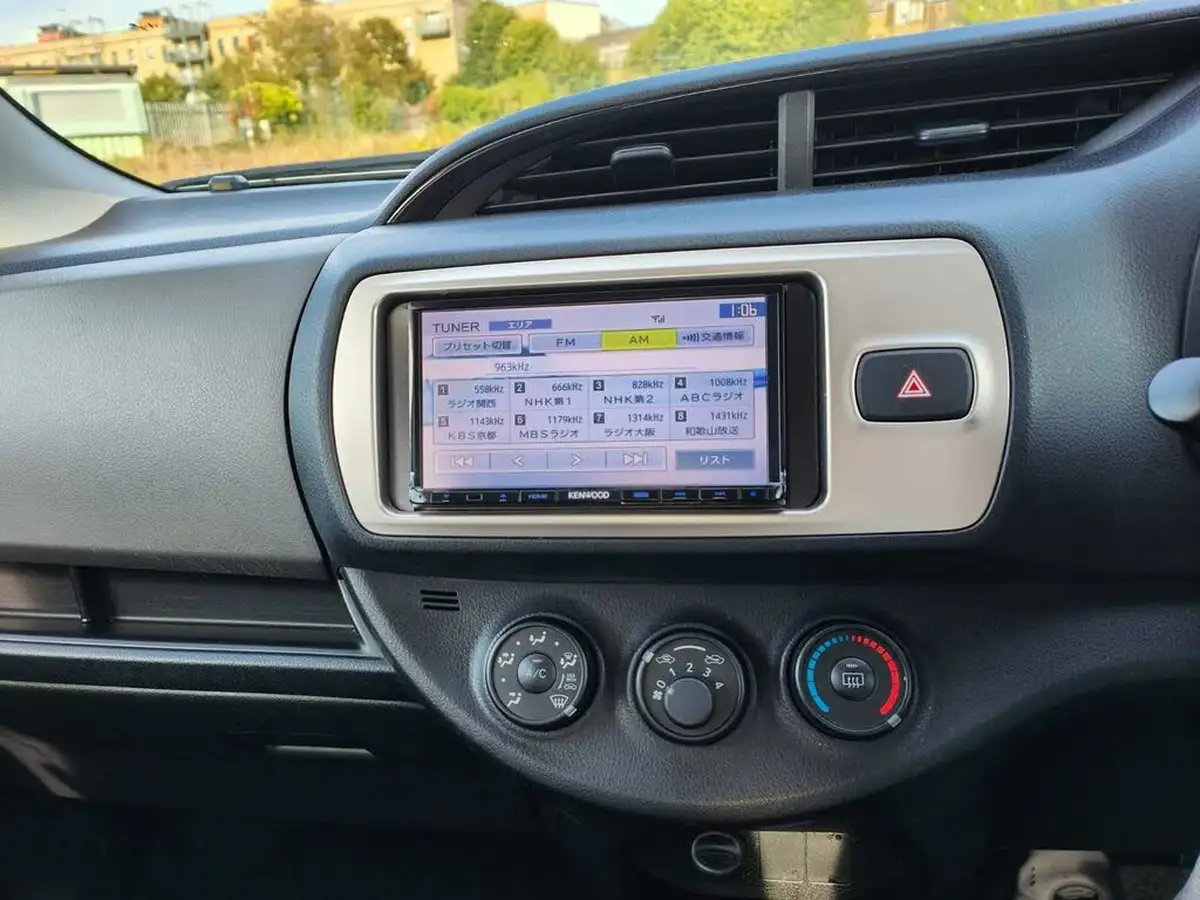 2014-toyota-yaris-big-39